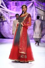 Model walk the ramp for JJ Valaya bridal show in Delhi on 23rd July 2013 (26).jpg